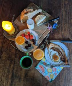 einen Tisch mit einem Teller Brot und Obst in der Unterkunft chambre d'hôte La Fontaine in Saint-Michel-Lapujade