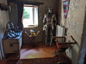 ein Zimmer mit einer Statue eines Ritters in einem Raum in der Unterkunft chambre d'hôte La Fontaine in Saint-Michel-Lapujade