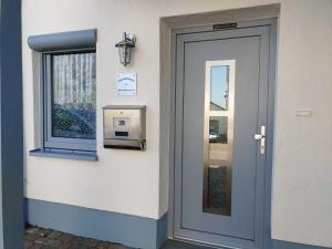 a door to a building with a window at Ferienhaus im Kirschbäumchen in Osburg