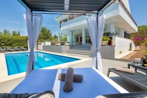Bazén v ubytování Ferienhaus Casa Kristel nebo v jeho okolí