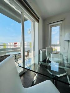 un comedor acristalado con vistas al océano en Mountain Home Apartment, en Brasov