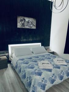 a bedroom with a bed and a picture on the wall at Camera in centro storico in Olbia