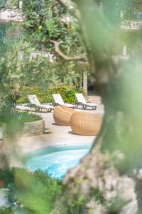 - un groupe de chaises et une piscine dans un parc dans l'établissement Hotel Isola Sacra Rome Airport, à Fiumicino