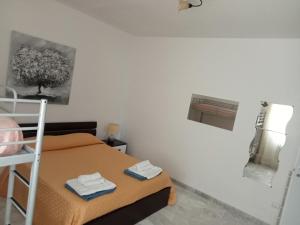 1 dormitorio con litera y toallas en Relax in valle en Martina Franca
