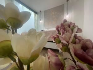 - un bouquet de fleurs dans une chambre avec fenêtre dans l'établissement Amantea Monument, à Terrasini