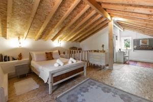 リオ・マイオルにあるPátio Serranoの木製の天井が特徴のベッドルーム1室(ベッド1台付)
