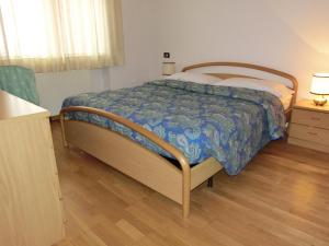 - une chambre avec un lit et du parquet dans l'établissement Appartamento Gemelli, à Cavalese