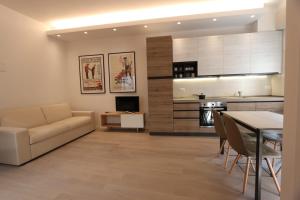 ein Wohnzimmer mit einem Sofa und einem Tisch in der Unterkunft Casanova Luxury Home in Verona