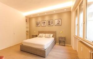 ein Schlafzimmer mit einem großen Bett und einem Fenster in der Unterkunft Casanova Luxury Home in Verona