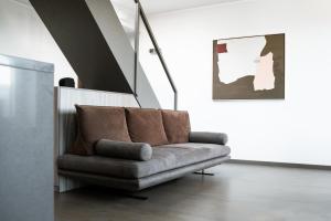 una sala de estar con sofá en una habitación blanca en 8ERA Business Executive Rotermanni Apartments en Tallin