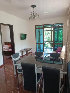 una sala da pranzo con tavolo e sedie di Aparthotel Sofia in Gonio a Gonio