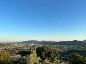 uma vista para uma cidade a partir do topo de uma colina em Alice’s Home em Bolano