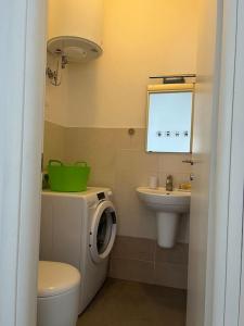 een kleine badkamer met een toilet en een wastafel bij Alice’s Home in Bolano