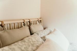 מיטה או מיטות בחדר ב-Domek Discovery Mazury