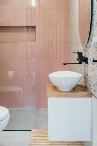 a bathroom with a sink and a toilet at Domek Discovery Mazury in Mrągowo