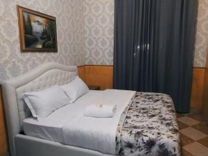 Tempat tidur dalam kamar di cattaneo accomodation