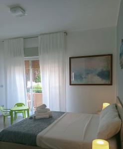 Schlafzimmer mit einem Bett, einem Tisch und einem Fenster in der Unterkunft Da Nonno Giacomo in Marsala