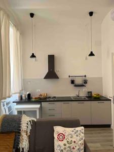 uma cozinha com um sofá e uma bancada em Colosseo Living Suites em Roma