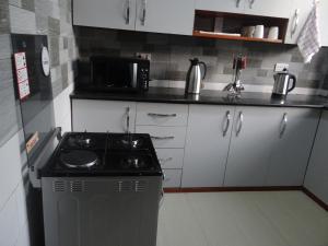 Kuchyň nebo kuchyňský kout v ubytování Sami BnB - Apt 04 Makongo after Mlimani City