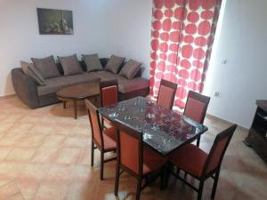 uma sala de estar com uma mesa e cadeiras e um sofá em Villa Amfora em Lipci
