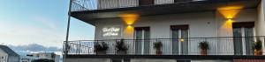 een wit gebouw met potplanten op een balkon bij Bed and Breakfast Al Portanova in Reggio di Calabria