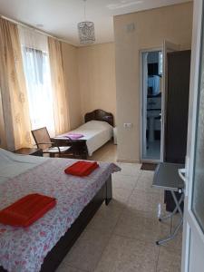 Habitación de hotel con 2 camas y mesa en Aparthotel Sofia in Gonio, en Gonio
