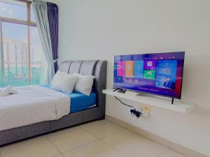1 dormitorio con 1 cama y TV de pantalla plana en -Lake View- Mount Austin IKEA Toppen 5 mins - B107, en Johor Bahru
