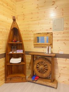 um quarto com uma cabina de madeira com uma roda de madeira em 薔薇谷 民宿字108號 em Fuxing