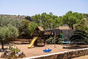 un parque infantil con tobogán y columpio en Villa Gaia - Traditional Stone Villa en Rózia