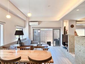 een woonkamer met een tafel en een bank bij Smart Stay Ito 201 in Ito