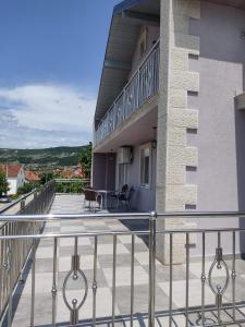 een balkon van een gebouw met een leuning bij Apartman Dakovic in Zlatište