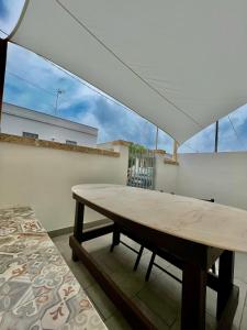 Ein Balkon oder eine Terrasse in der Unterkunft A due passi dal mare...