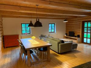 log cabin in Czech-Saxon Switzerland في Šluknov: غرفة معيشة مع طاولة وأريكة