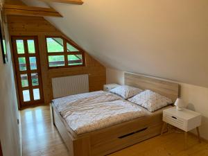 Postel nebo postele na pokoji v ubytování log cabin in Czech-Saxon Switzerland