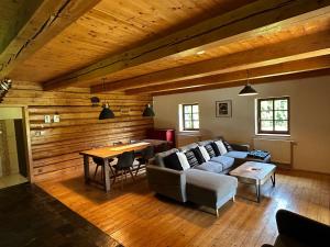 Uma área de estar em log cabin in Czech-Saxon Switzerland