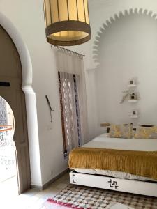 Rúm í herbergi á Riad Aziman