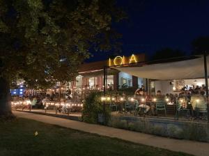 eine Gruppe von Menschen, die nachts in einem Restaurant sitzen in der Unterkunft Life Elevated Loft: Bright, Prime Location + SAUNA in Salt Lake City