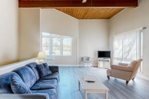 sala de estar con sofá azul y mesa en Borderlinks 10, en Ocean Pines