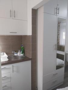 Kuchyň nebo kuchyňský kout v ubytování Apartment Happy
