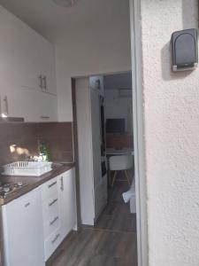 Kuchyň nebo kuchyňský kout v ubytování Apartment Happy