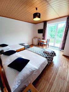 Ένα ή περισσότερα κρεβάτια σε δωμάτιο στο Willa Kamieniec