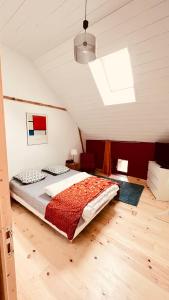 1 dormitorio con 1 cama grande en el ático en La Grange de Grandviala en La Chaze-de-Peyre