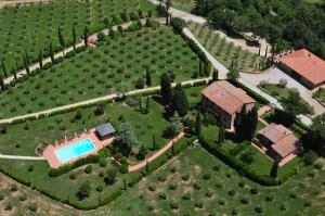 eine Luftansicht eines Anwesens mit Pool in der Unterkunft Villa Chiccheio Rooms in Montepulciano