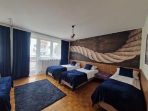 Un pat sau paturi într-o cameră la Pensjonacik Jeziorak- guest house