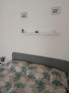 ein Schlafzimmer mit einem Bett mit einer Bettdecke darauf in der Unterkunft Casa Muci in Breda di Piave