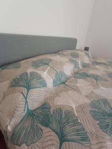 ein Bett mit einer Blumendecke darauf in der Unterkunft Casa Muci in Breda di Piave