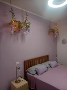2 letti in una camera da letto con decorazioni natalizie sul muro di Le Stanze di Bimba a Terni