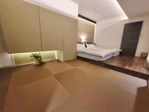 um quarto com uma cama num quarto com pisos em azulejo em Smart Stay Ito 201 em Ito