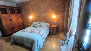 - une petite chambre avec un lit dans l'établissement El Arca, à Ponferrada