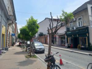 een straat met fietsen aan de kant van de weg bij City Center Novi Sad in Novi Sad